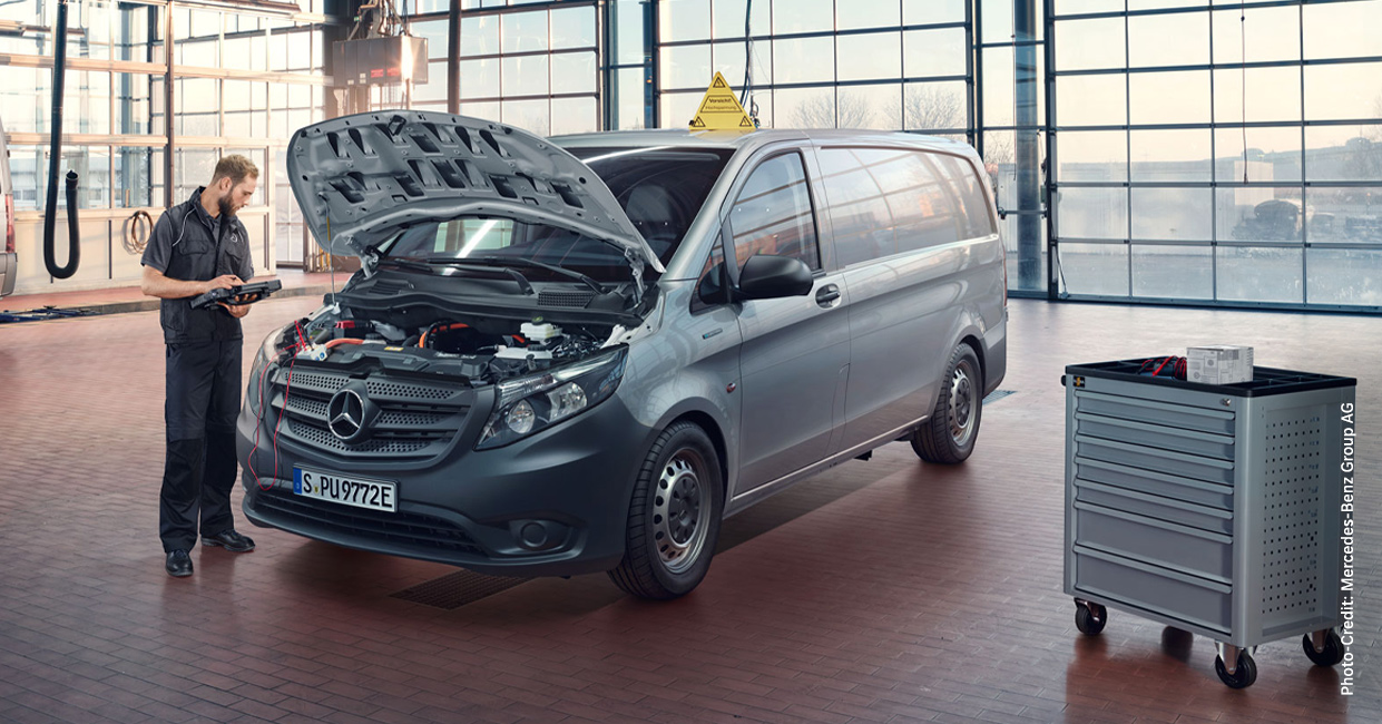 HIRSCHVOGEL Service - Transporter Wartung Vito 2019 Ein männlicher Mercedes-Benz Servicemitarbeiter führt Wartungsarbeiten einem Transporter in einer Autowerkstatt durch. Die Motorhaube des Fahrzeugs ist offen.