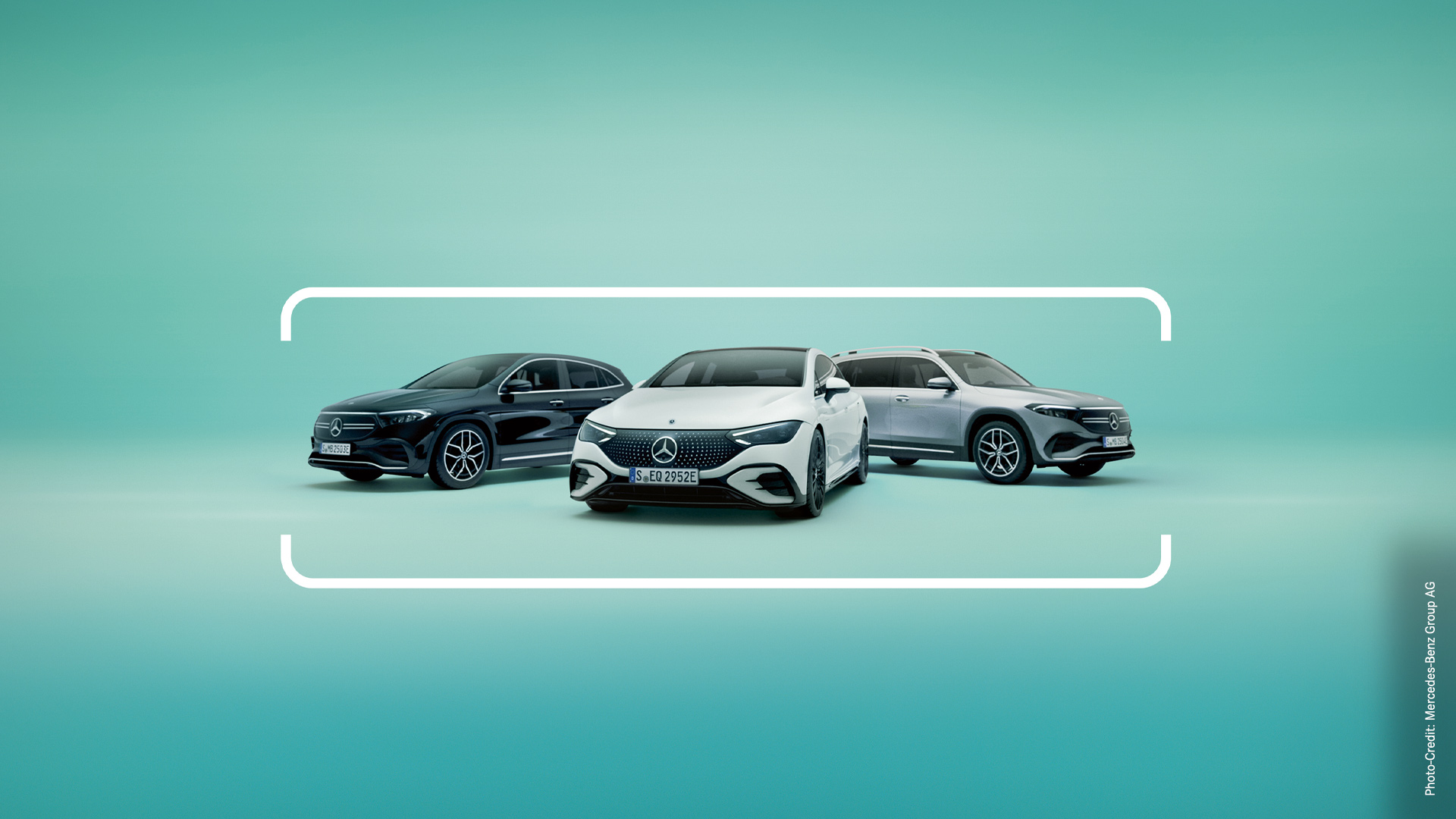 Vor einem türkisfarbenen Studiointergrund sind zwei dunkle und ein heller Pkw platziert.