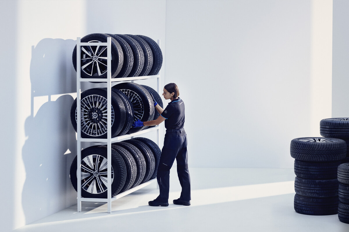 Mercedes-Benz Mitarbeiterin lagert Reifen ein