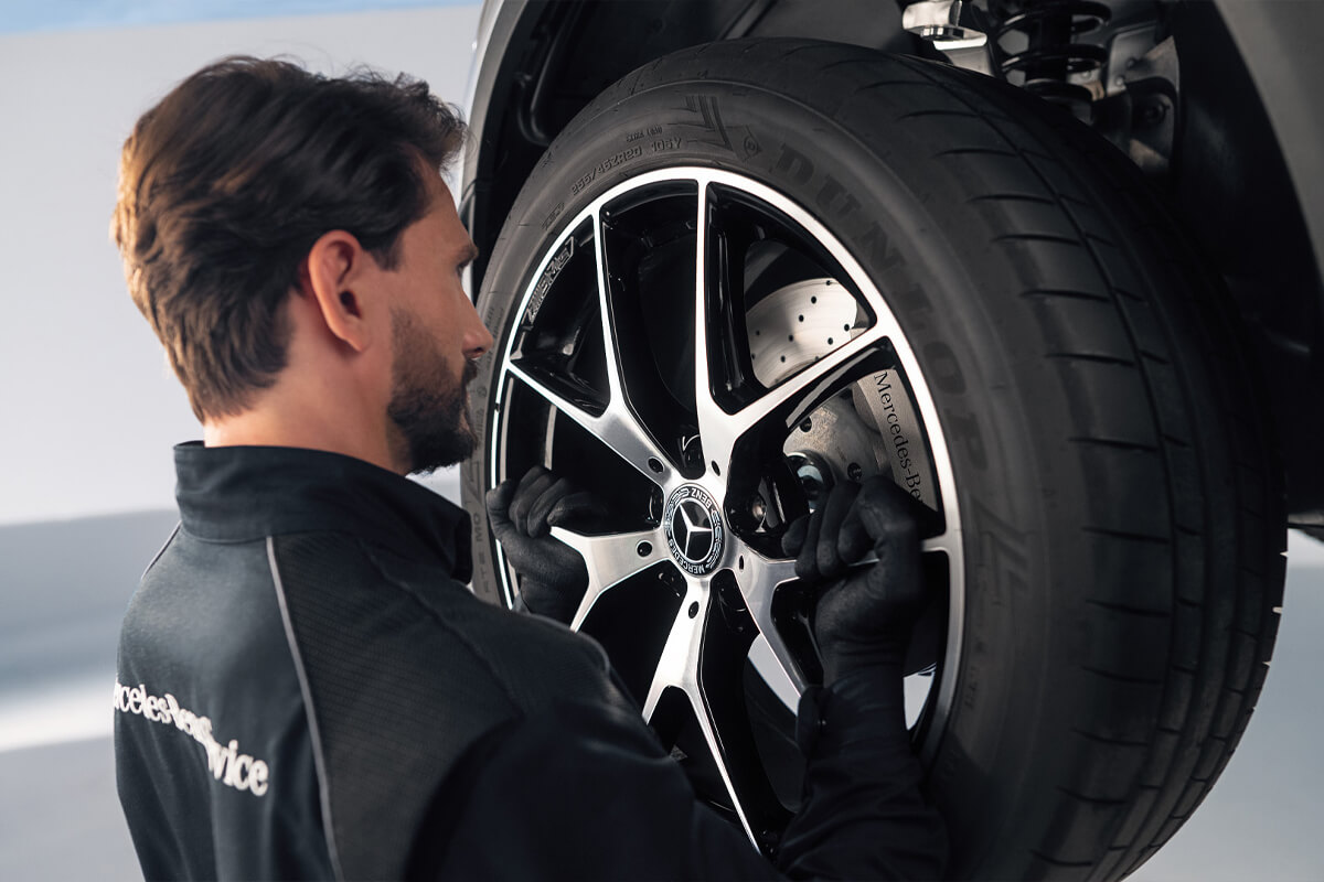 Mercedes-Benz Mitarbeiter montiert Reifen